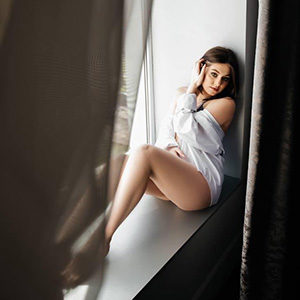 Sextreffen in Frankfurt High Class Escort Ladie Fedora Sweet für Fingerspiele sanft über die Escortagentur Sex Termin vereinbaren
